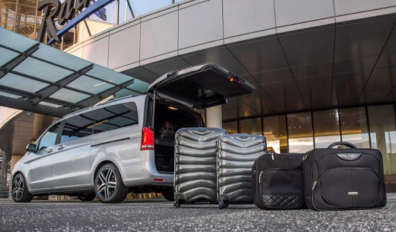 Mercedes Classe V Taxi Julien devant un hôtel avec bagages