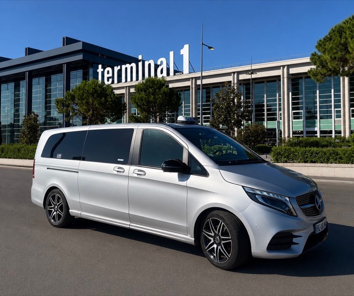 Mercedes Classe V Taxi Julien devant le Terminal 1 de l'aéroport Marseille Provence, de jour