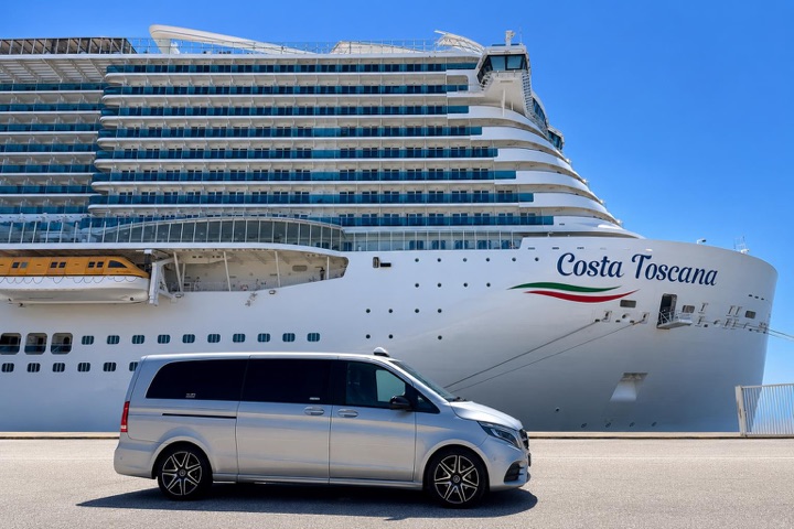Mercedes Classe V Taxi Julien devant un paquebot Costa